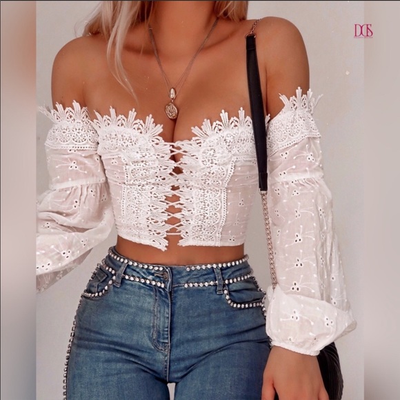 🔥 5 ⭐️ Delilah - White Off Shoulders Crop Top - Picture 3 of 8